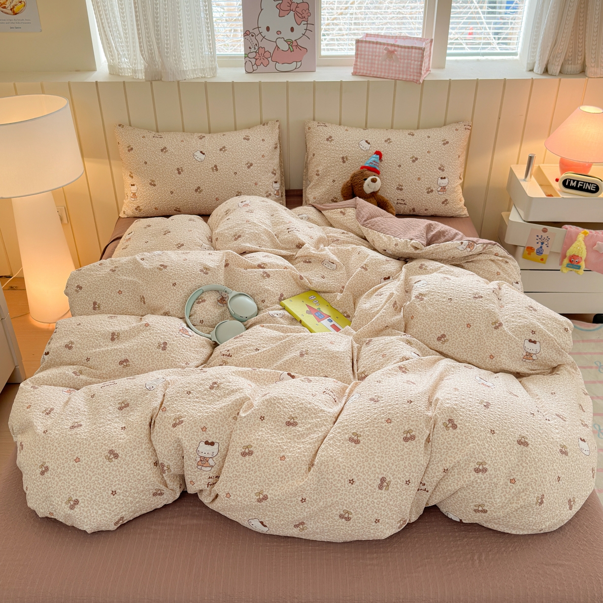 91家纺网 家纺一手货源 找家纺 德比尔斯 2026新款小清新110g高品质直播热卖款A类泡芙棉四件套 樱桃小猫