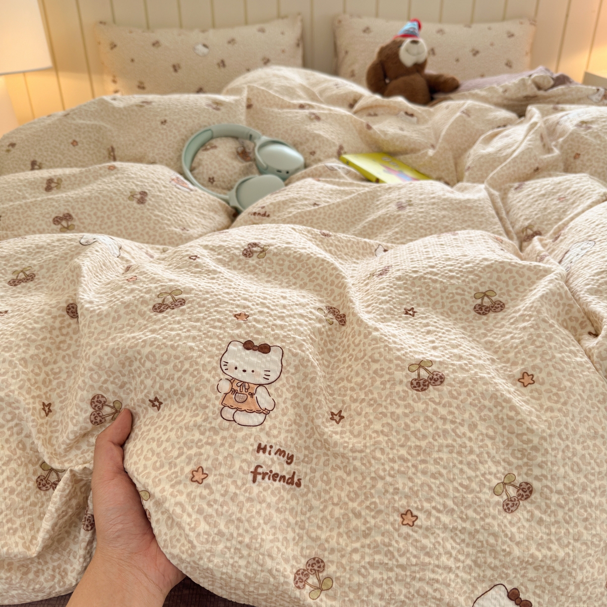 91家纺网 家纺一手货源 找家纺 德比尔斯 2026新款小清新110g高品质直播热卖款A类泡芙棉四件套 樱桃小猫