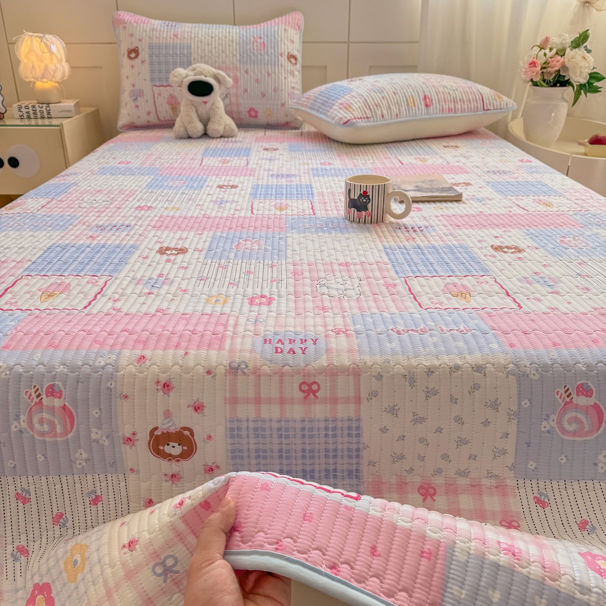 91家纺网 家纺一手货源 找家纺 康纳利 2026新款全棉床盖学生夹棉薄款床盖床垫三件套四季通用 萌小福