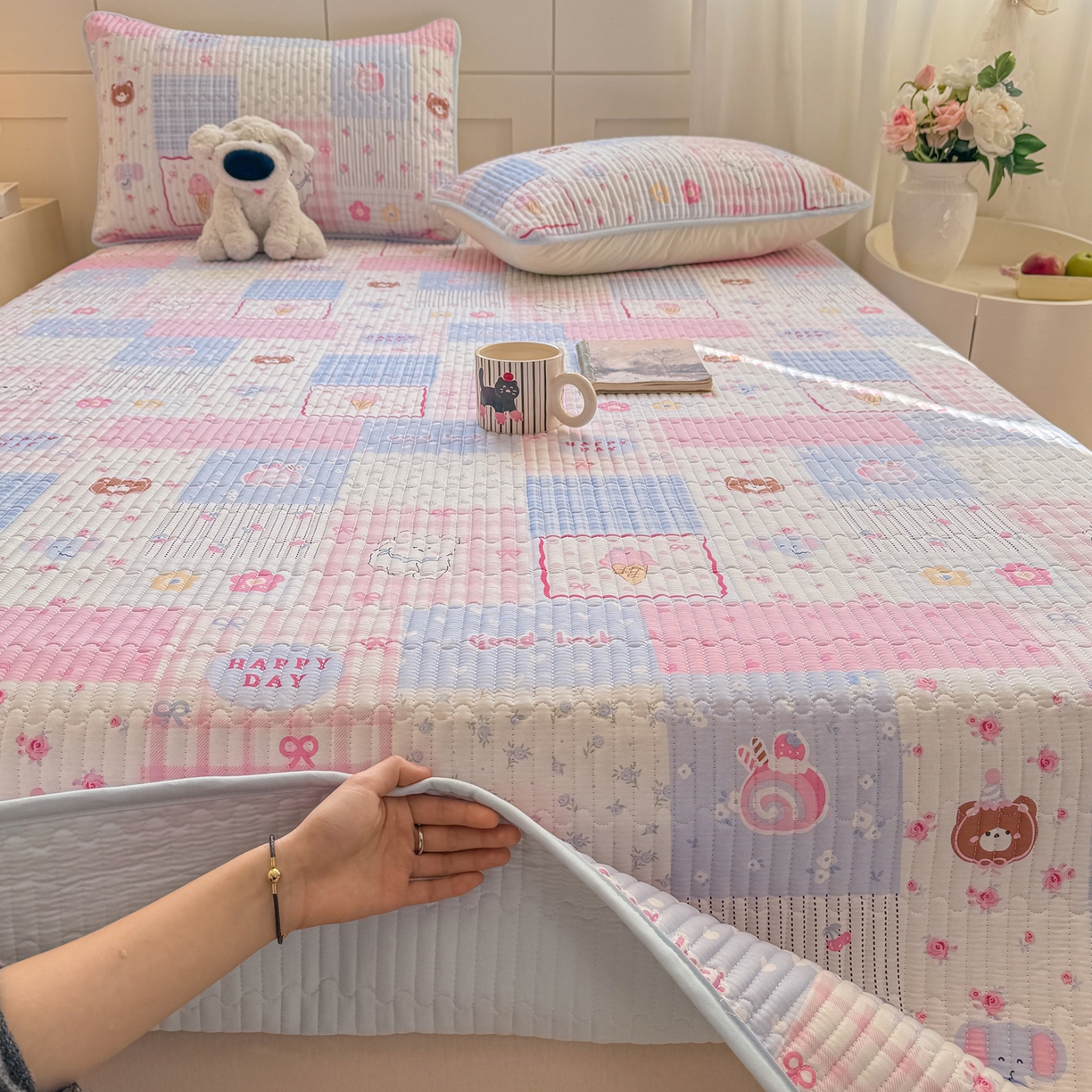 91家纺网 家纺一手货源 找家纺 康纳利 2026新款全棉床盖学生夹棉薄款床盖床垫三件套四季通用 萌小福