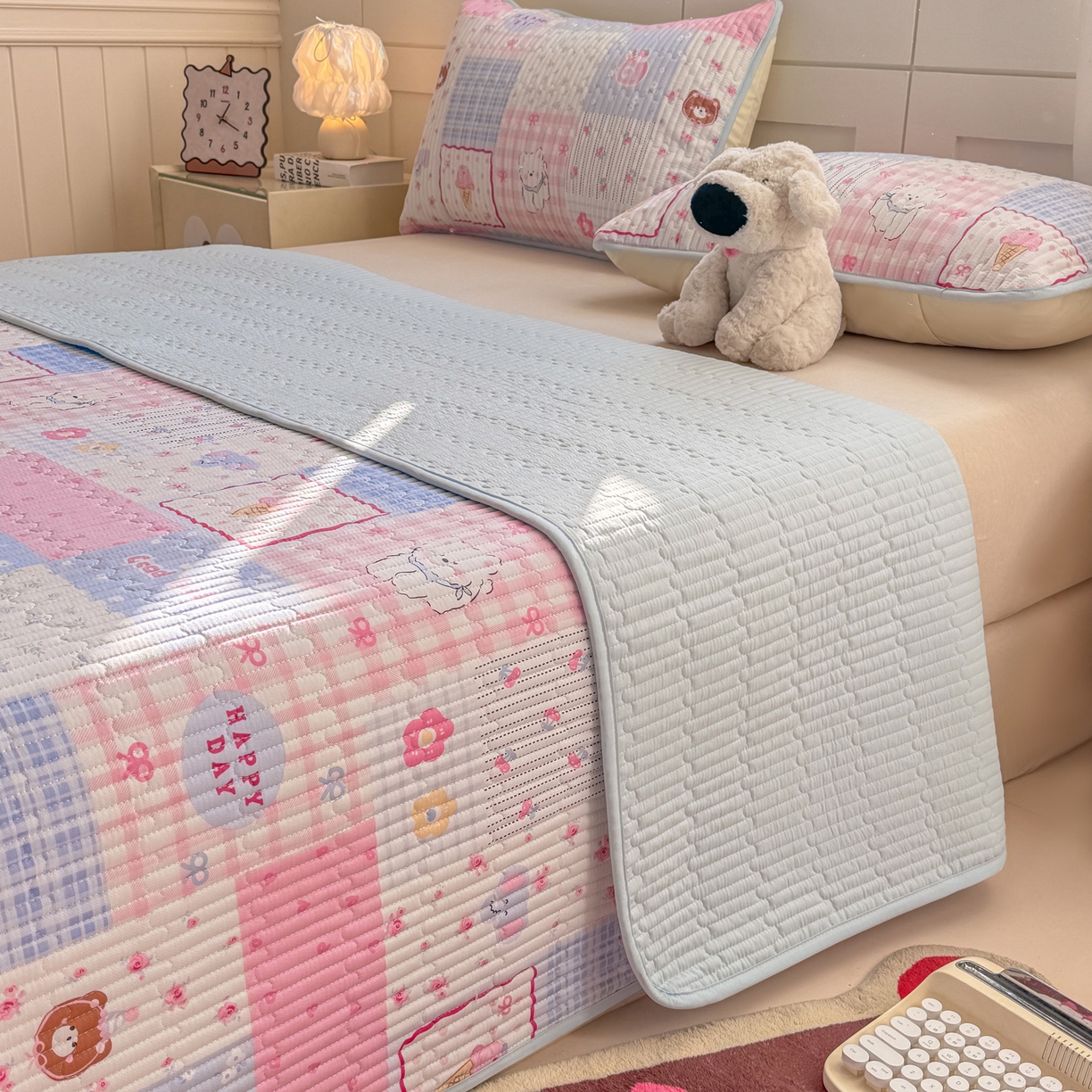 91家纺网 家纺一手货源 找家纺 康纳利 2026新款全棉床盖学生夹棉薄款床盖床垫三件套四季通用 萌小福