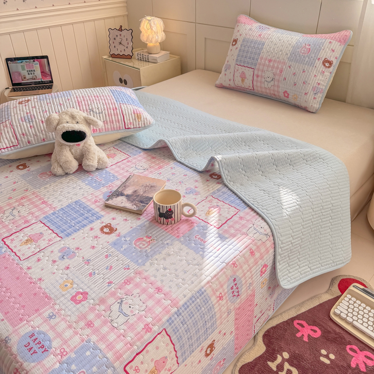 91家纺网 家纺一手货源 找家纺 康纳利 2026新款全棉床盖学生夹棉薄款床盖床垫三件套四季通用 萌小福