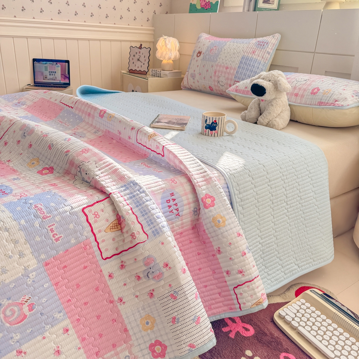 91家纺网 家纺一手货源 找家纺 康纳利 2026新款全棉床盖学生夹棉薄款床盖床垫三件套四季通用 萌小福