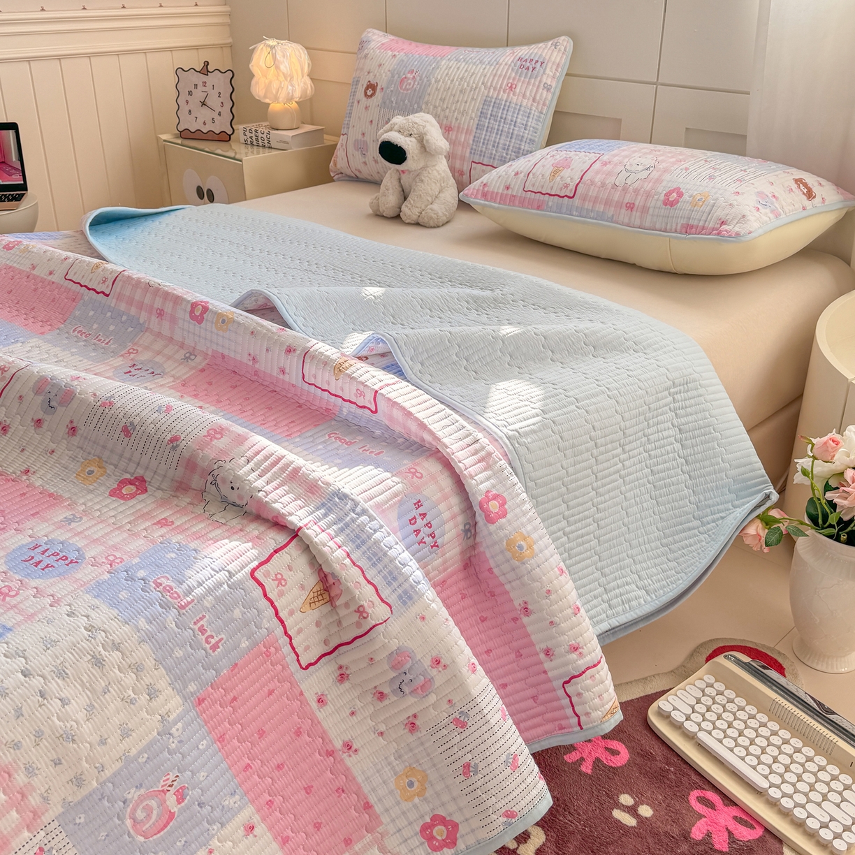 91家纺网 家纺一手货源 找家纺 康纳利 2026新款全棉床盖学生夹棉薄款床盖床垫三件套四季通用 萌小福