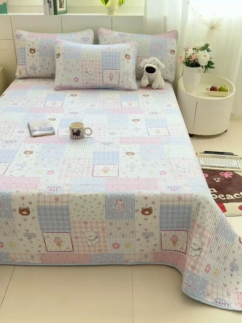 91家纺网 家纺一手货源 找家纺 康纳利 2026新款全棉床盖学生夹棉薄款床盖床垫三件套四季通用 萌小福