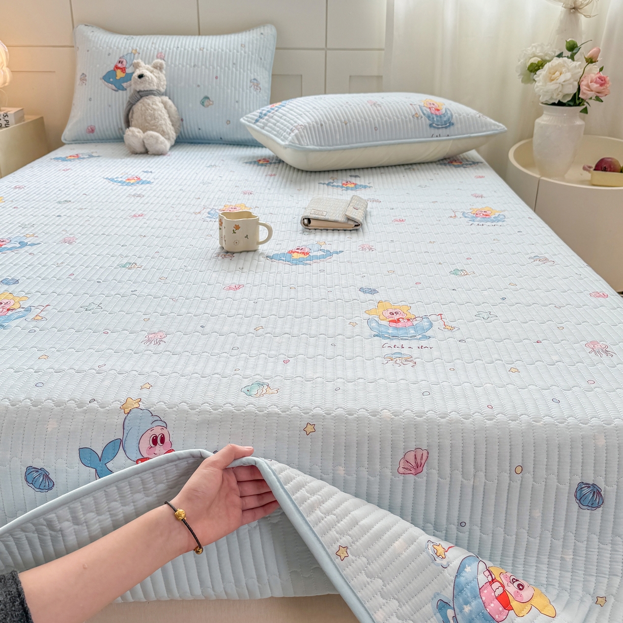 91家纺网 家纺一手货源 找家纺 康纳利 2026新款全棉床盖学生夹棉薄款床盖床垫三件套四季通用 萌小星