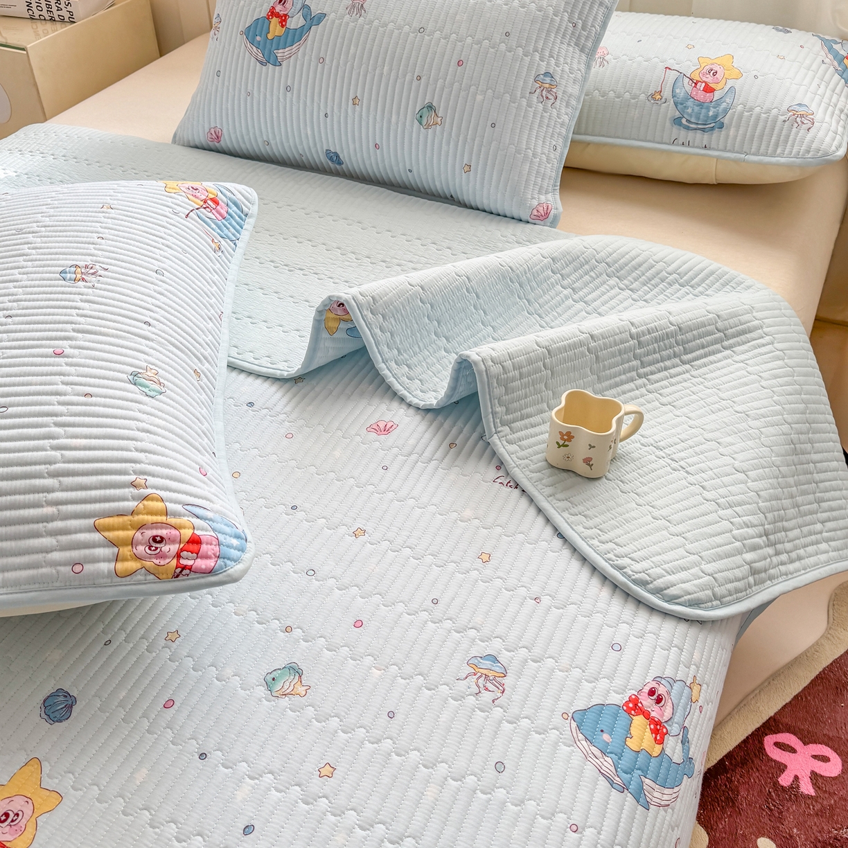 91家纺网 家纺一手货源 找家纺 康纳利 2026新款全棉床盖学生夹棉薄款床盖床垫三件套四季通用 萌小星