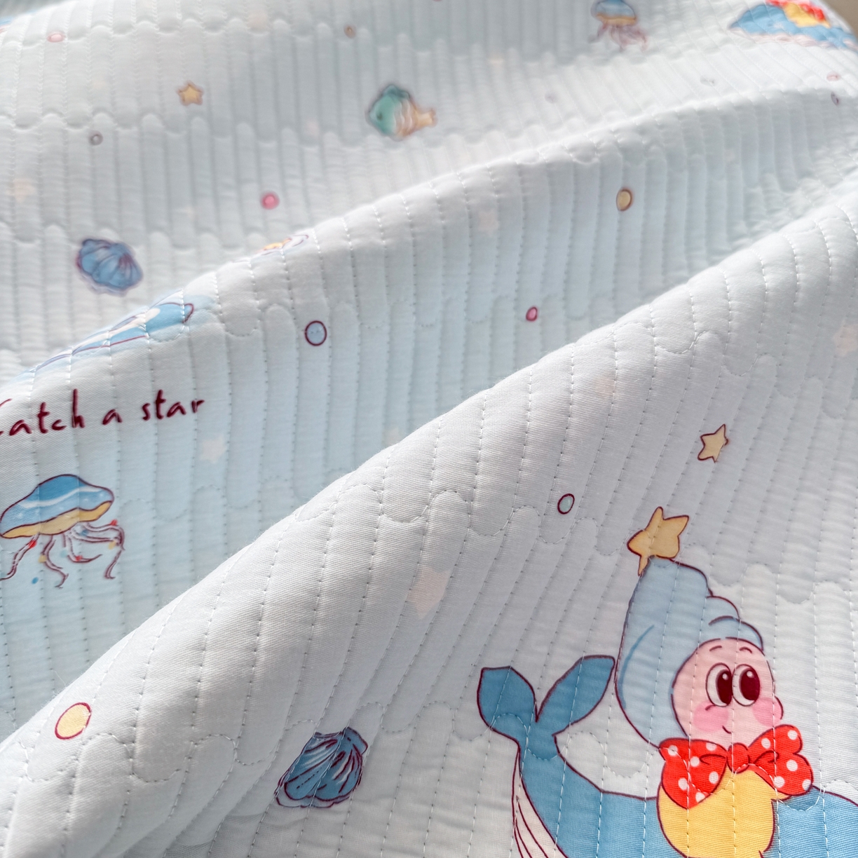 91家纺网 家纺一手货源 找家纺 康纳利 2026新款全棉床盖学生夹棉薄款床盖床垫三件套四季通用 萌小星