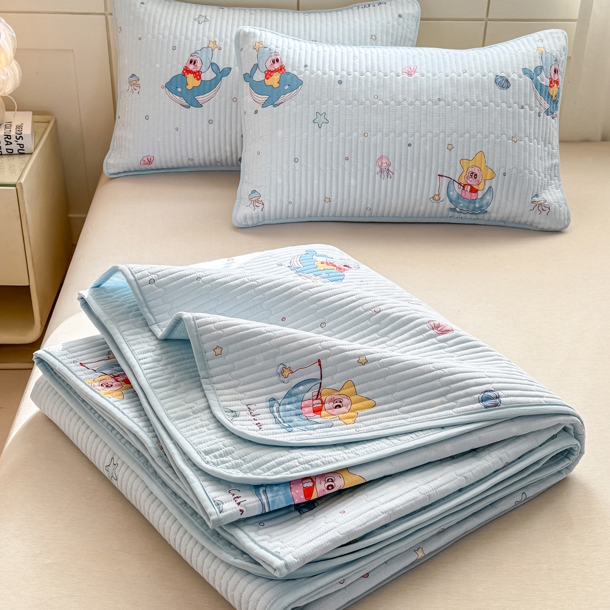 91家纺网 家纺一手货源 找家纺 康纳利 2026新款全棉床盖学生夹棉薄款床盖床垫三件套四季通用 萌小星