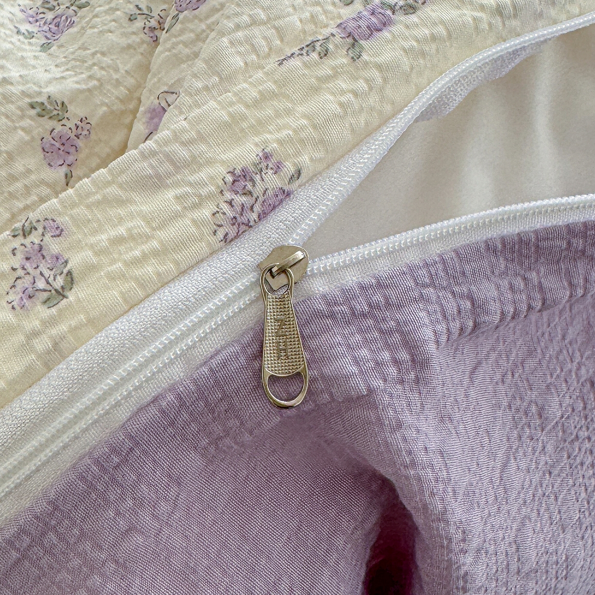 91家纺网 家纺一手货源 找家纺 铺尚美家纺 2026春夏新品高克重A类泡芙纱泡泡皱皱纱四件套 紫色花园