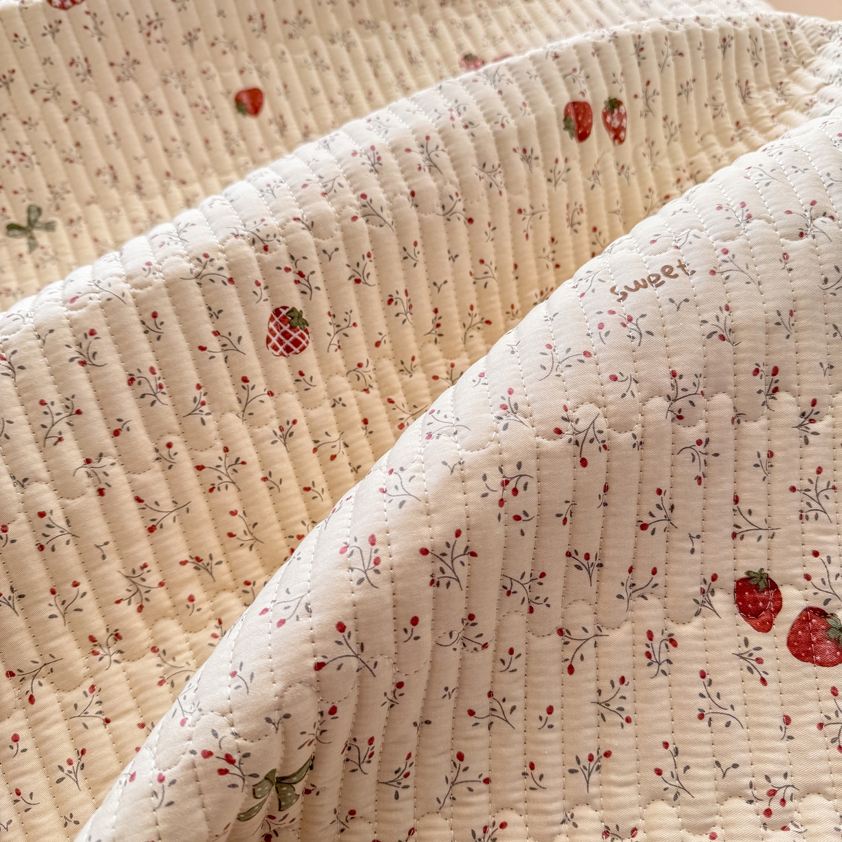 91家纺网 家纺一手货源 找家纺 康纳利 2026新款全棉床盖学生夹棉薄款床盖床垫三件套四季通用 相约