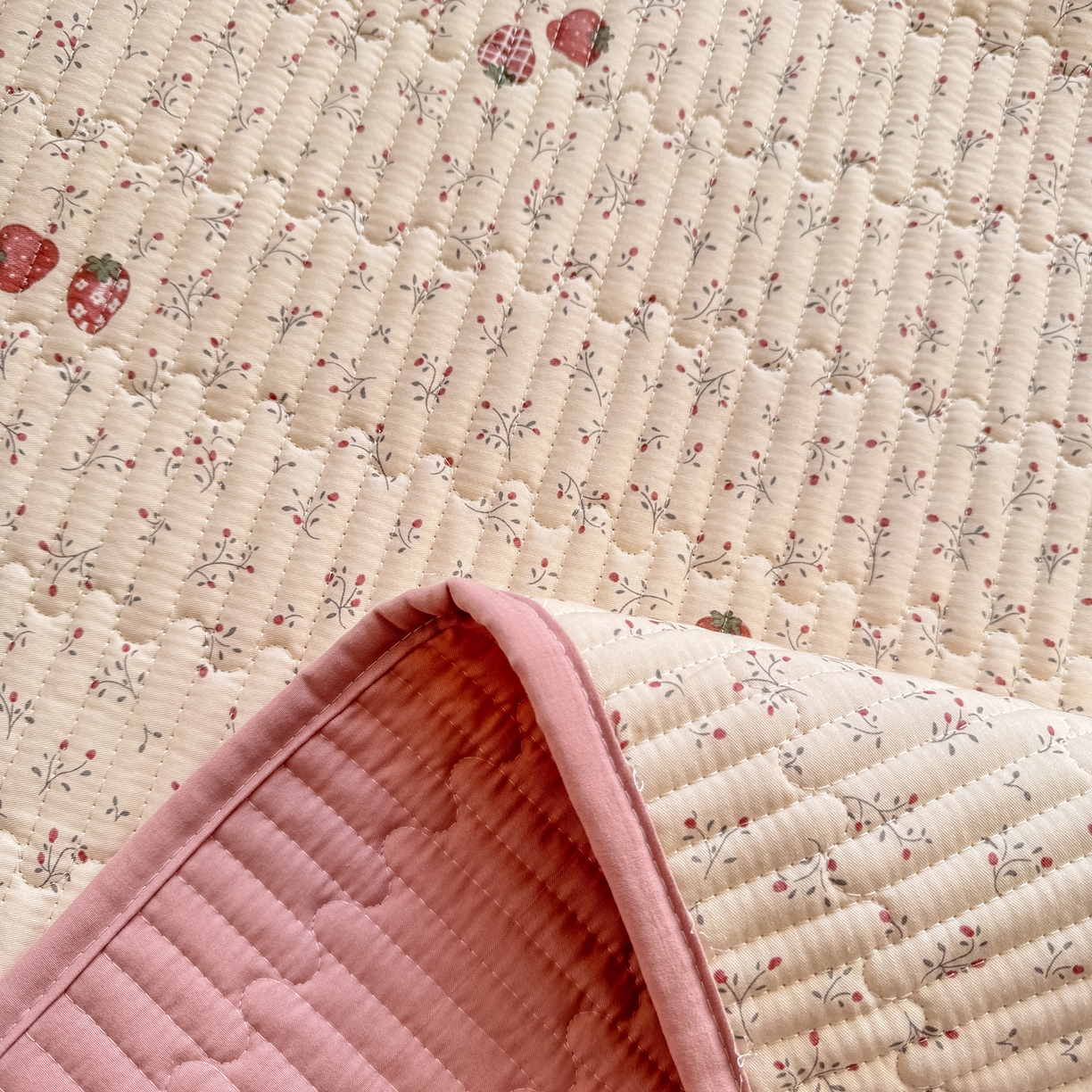 91家纺网 家纺一手货源 找家纺 康纳利 2026新款全棉床盖学生夹棉薄款床盖床垫三件套四季通用 相约