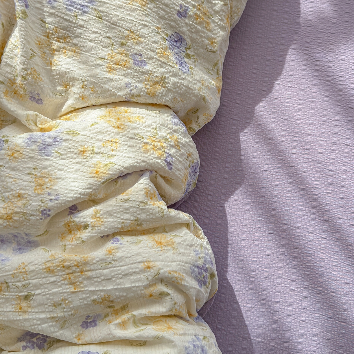 91家纺网 家纺一手货源 找家纺 铺尚美家纺 2026春夏新品高克重A类泡芙纱泡泡皱皱纱四件套 紫萱花开