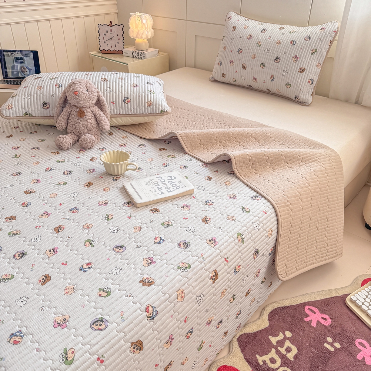 91家纺网 家纺一手货源 找家纺 康纳利 2026新款全棉床盖学生夹棉薄款床盖床垫三件套四季通用 小新一家