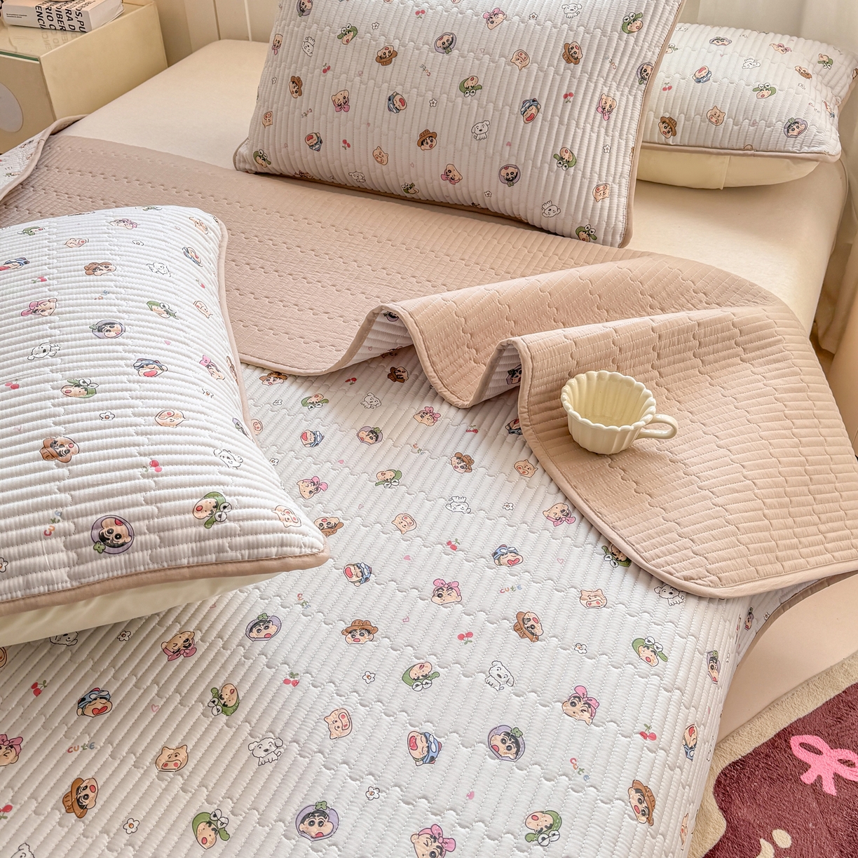 91家纺网 家纺一手货源 找家纺 康纳利 2026新款全棉床盖学生夹棉薄款床盖床垫三件套四季通用 小新一家