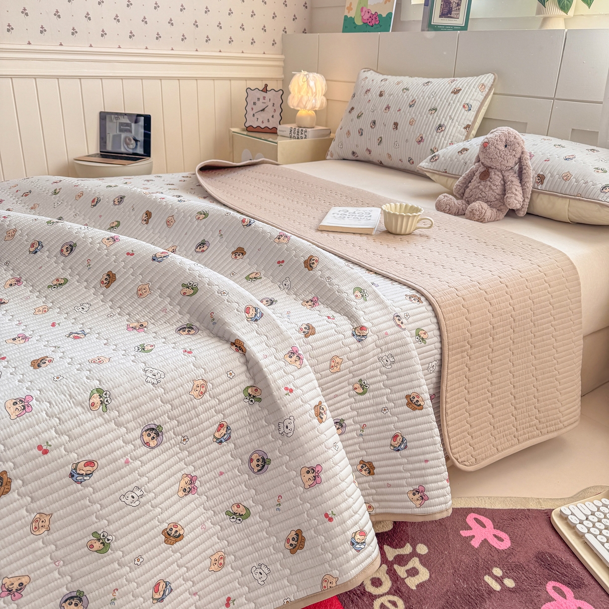 91家纺网 家纺一手货源 找家纺 康纳利 2026新款全棉床盖学生夹棉薄款床盖床垫三件套四季通用 小新一家