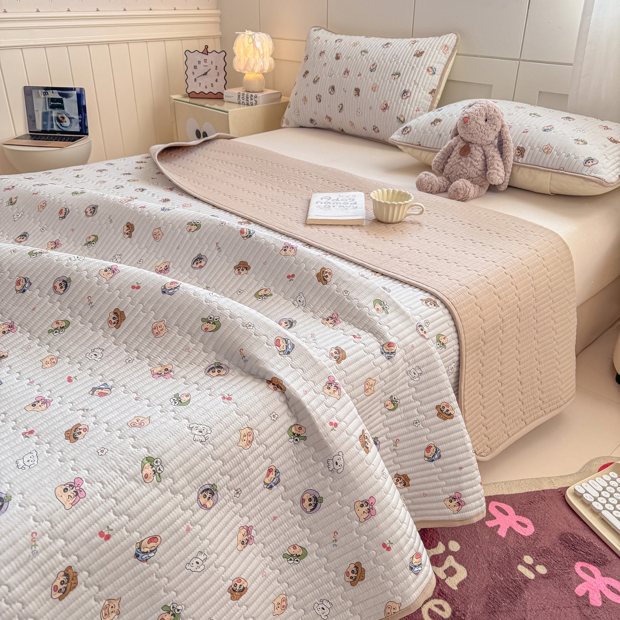 91家纺网 家纺一手货源 找家纺 康纳利 2026新款全棉床盖学生夹棉薄款床盖床垫三件套四季通用 小新一家