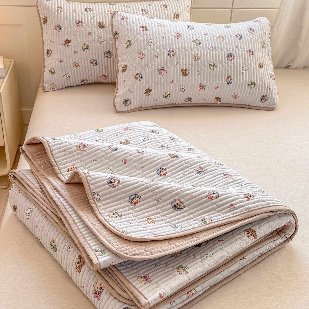 91家纺网 家纺一手货源 找家纺 康纳利 2026新款全棉床盖学生夹棉薄款床盖床垫三件套四季通用 小新一家