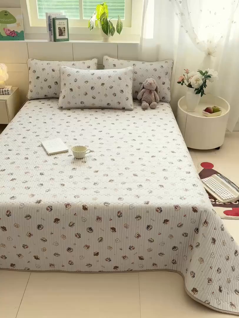 91家纺网 家纺一手货源 找家纺 康纳利 2026新款全棉床盖学生夹棉薄款床盖床垫三件套四季通用 小新一家