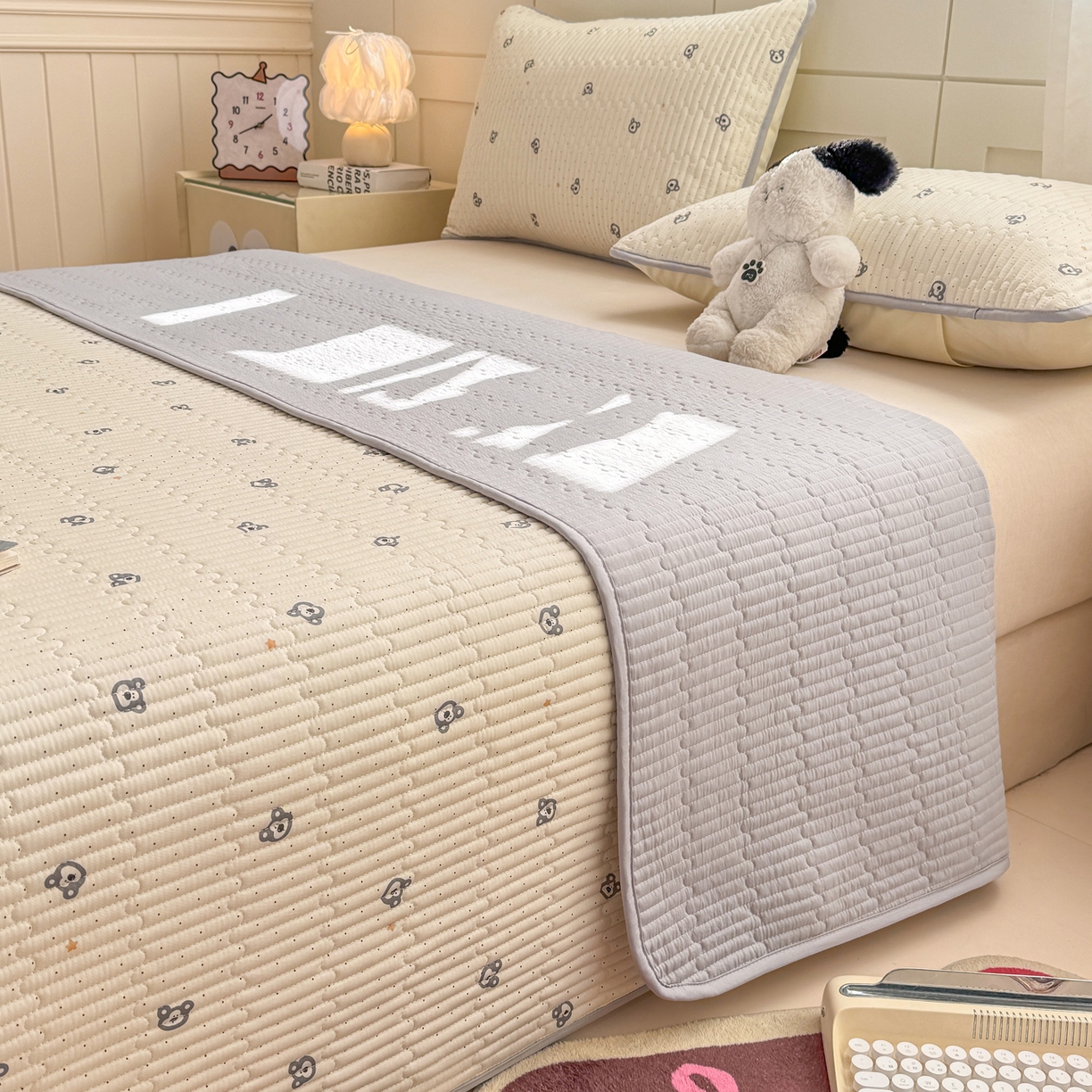 91家纺网 家纺一手货源 找家纺 康纳利 2026新款全棉床盖学生夹棉薄款床盖床垫三件套四季通用 熊仔