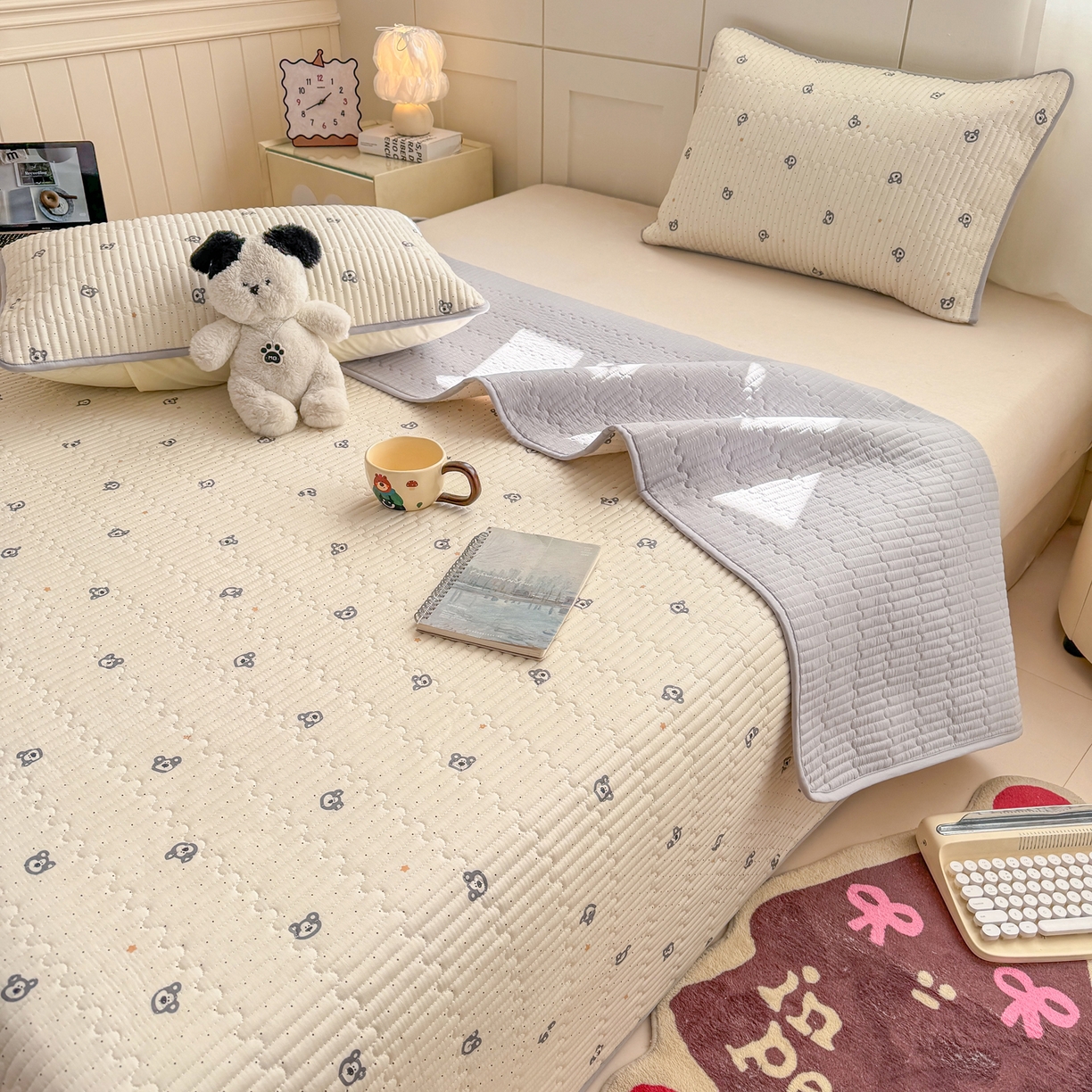 91家纺网 家纺一手货源 找家纺 康纳利 2026新款全棉床盖学生夹棉薄款床盖床垫三件套四季通用 熊仔