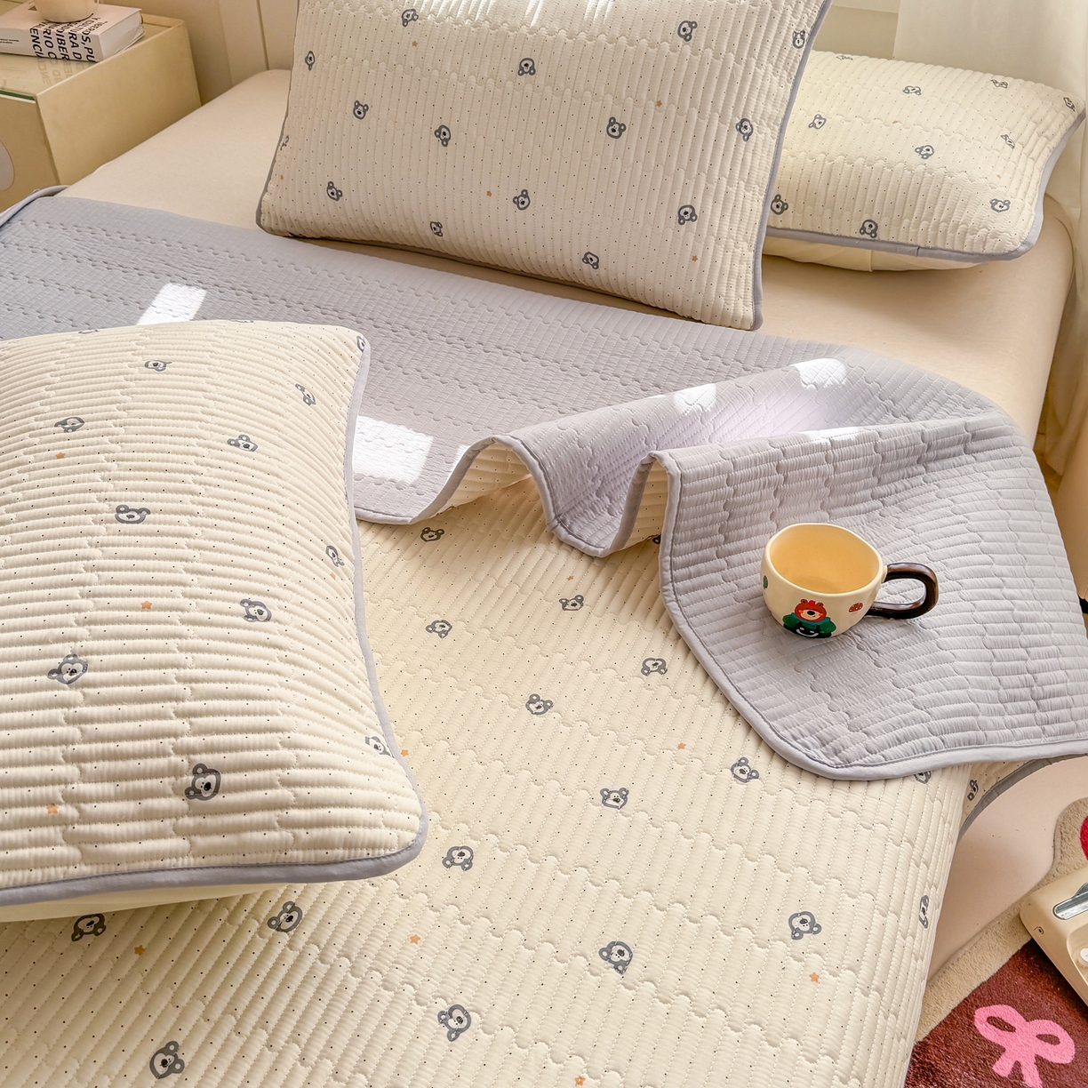 91家纺网 家纺一手货源 找家纺 康纳利 2026新款全棉床盖学生夹棉薄款床盖床垫三件套四季通用 熊仔