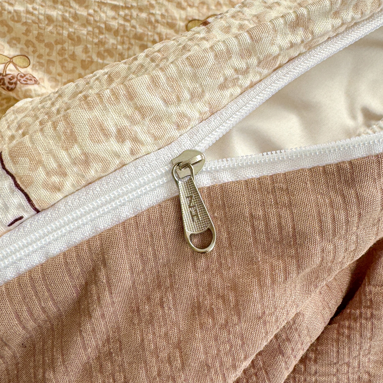 91家纺网 家纺一手货源 找家纺 铺尚美家纺 2026春夏新品高克重A类泡芙纱泡泡皱皱纱四件套 豹纹KT猫