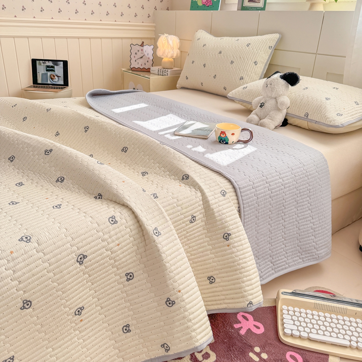 91家纺网 家纺一手货源 找家纺 康纳利 2026新款全棉床盖学生夹棉薄款床盖床垫三件套四季通用 熊仔