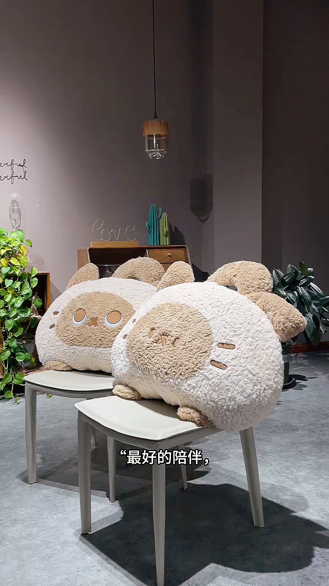 91家纺网 家纺一手货源 找家纺 仟亿莱 2026新款歪耳暹罗猫月牙床头靠枕 大眼月牙暹罗猫