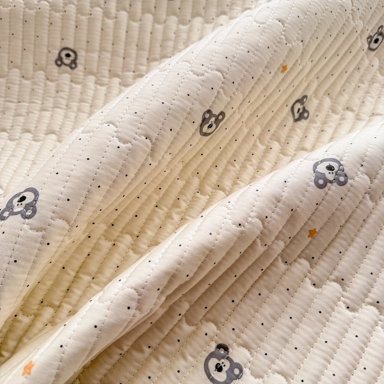 91家纺网 家纺一手货源 找家纺 康纳利 2026新款全棉床盖学生夹棉薄款床盖床垫三件套四季通用 熊仔