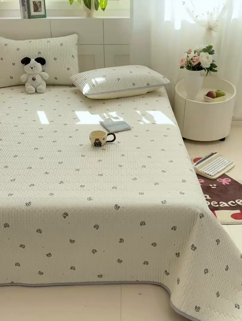 91家纺网 家纺一手货源 找家纺 康纳利 2026新款全棉床盖学生夹棉薄款床盖床垫三件套四季通用 熊仔