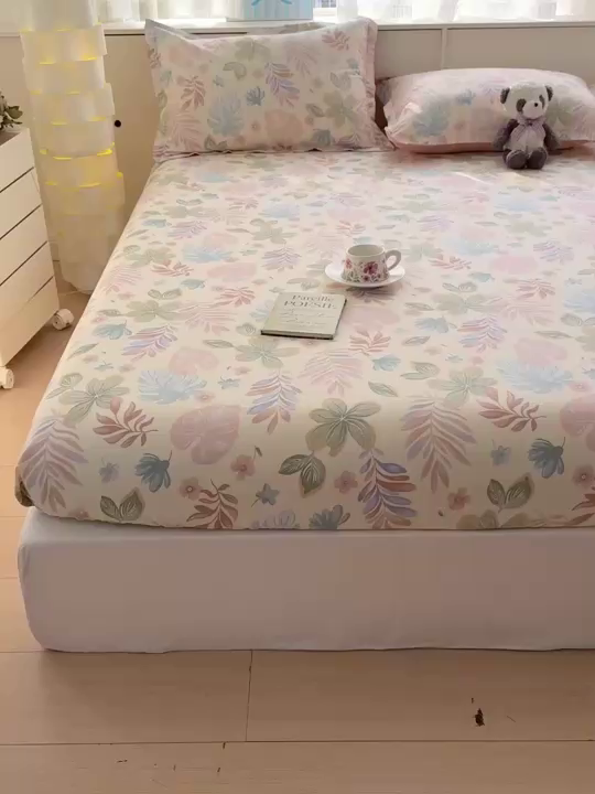 91家纺网 家纺一手货源 找家纺 卡普二店 2025新款全棉印花A版床笠 寄情绯叶