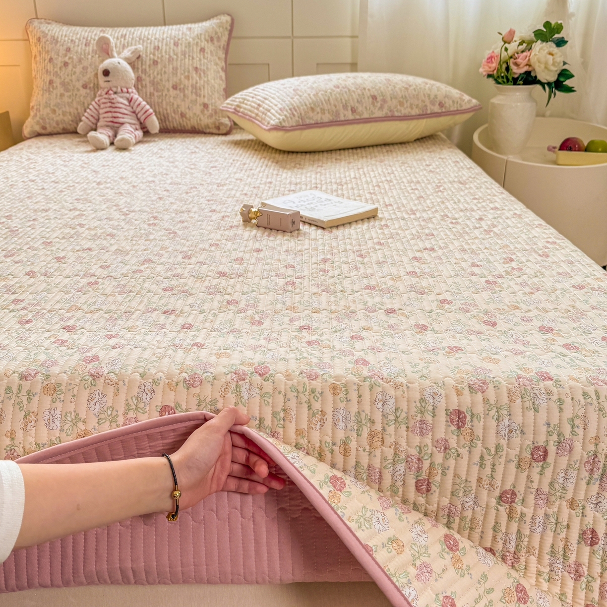 91家纺网 家纺一手货源 找家纺 康纳利 2026新款全棉床盖学生夹棉薄款床盖床垫三件套四季通用 月见