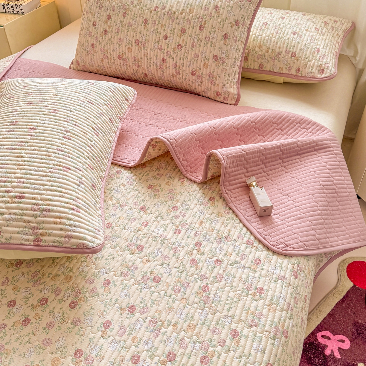 91家纺网 家纺一手货源 找家纺 康纳利 2026新款全棉床盖学生夹棉薄款床盖床垫三件套四季通用 月见