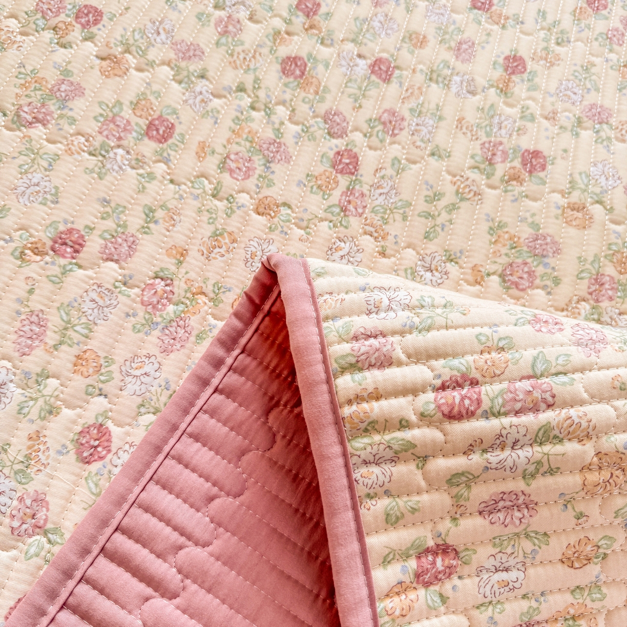 91家纺网 家纺一手货源 找家纺 康纳利 2026新款全棉床盖学生夹棉薄款床盖床垫三件套四季通用 月见