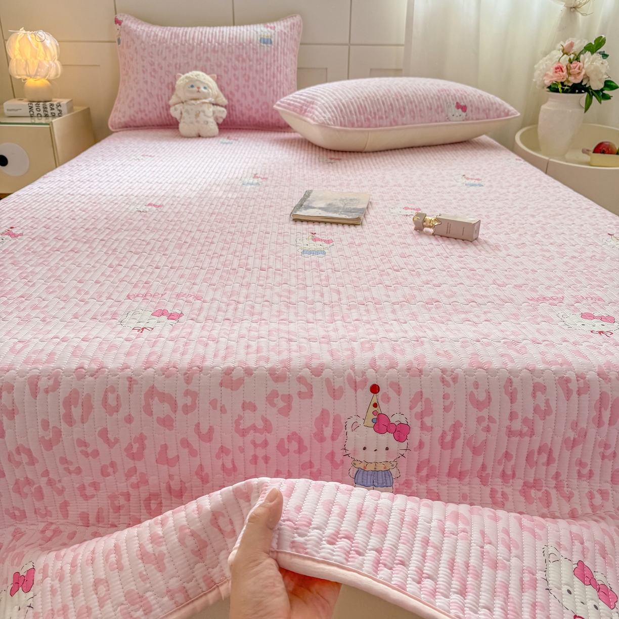 91家纺网 家纺一手货源 找家纺 康纳利 2026新款全棉床盖学生夹棉薄款床盖床垫三件套四季通用 KT粉