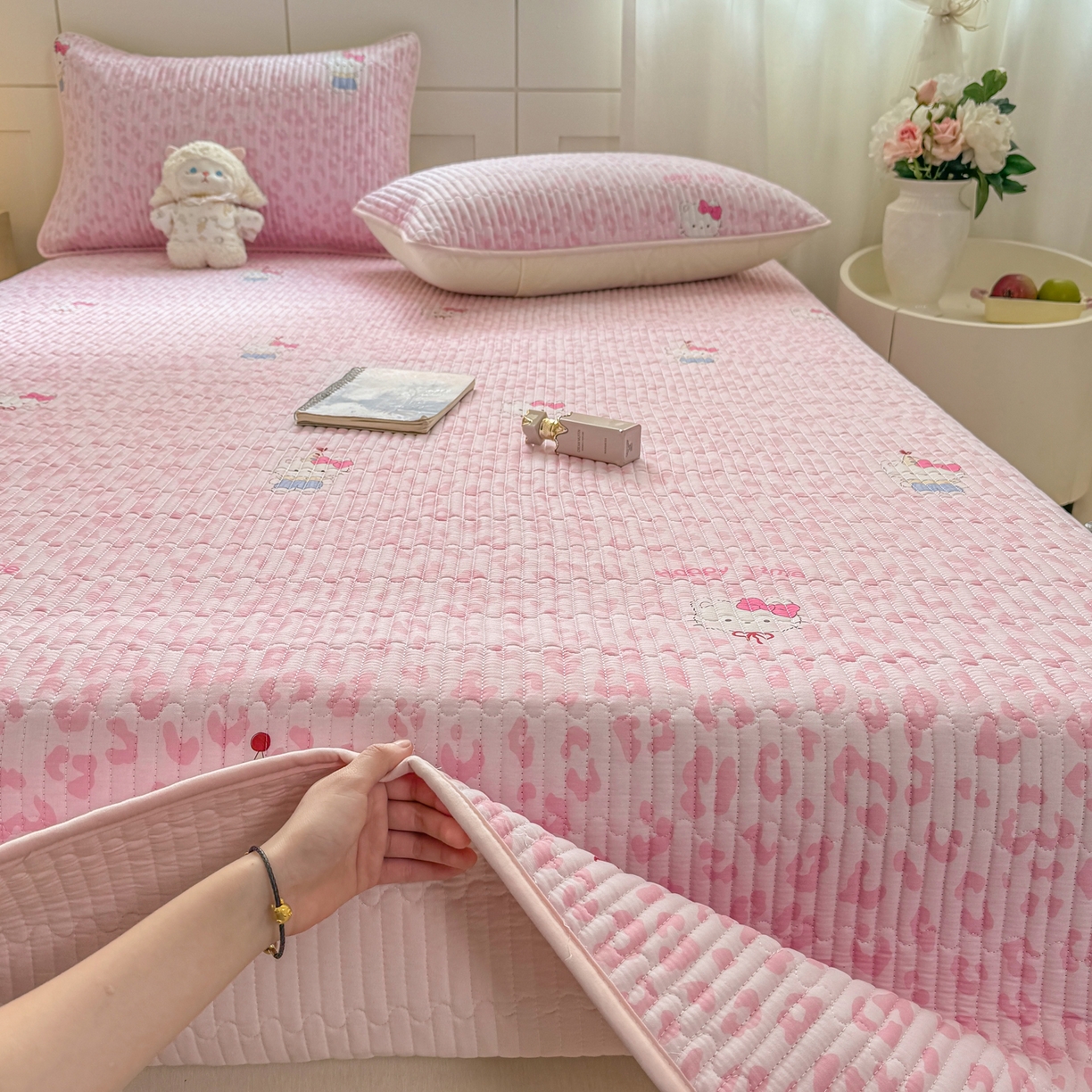 91家纺网 家纺一手货源 找家纺 康纳利 2026新款全棉床盖学生夹棉薄款床盖床垫三件套四季通用 KT粉