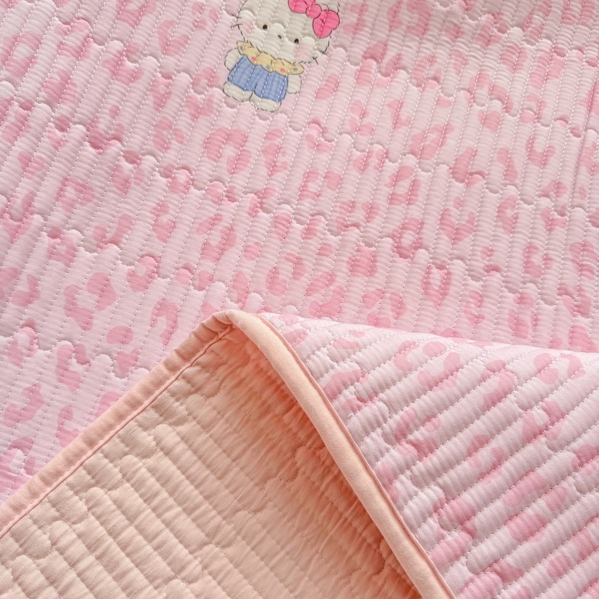 91家纺网 家纺一手货源 找家纺 康纳利 2026新款全棉床盖学生夹棉薄款床盖床垫三件套四季通用 KT粉