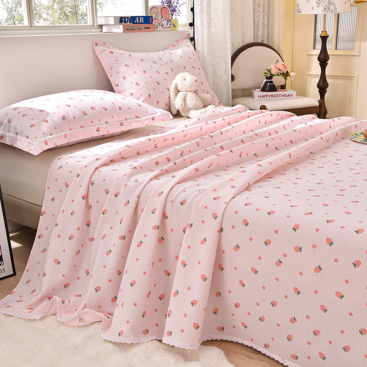 91家纺网 家纺一手货源 找家纺 德比尔斯  2026新款原棉老粗布凉席花边老粗布三件套 草莓-花边款