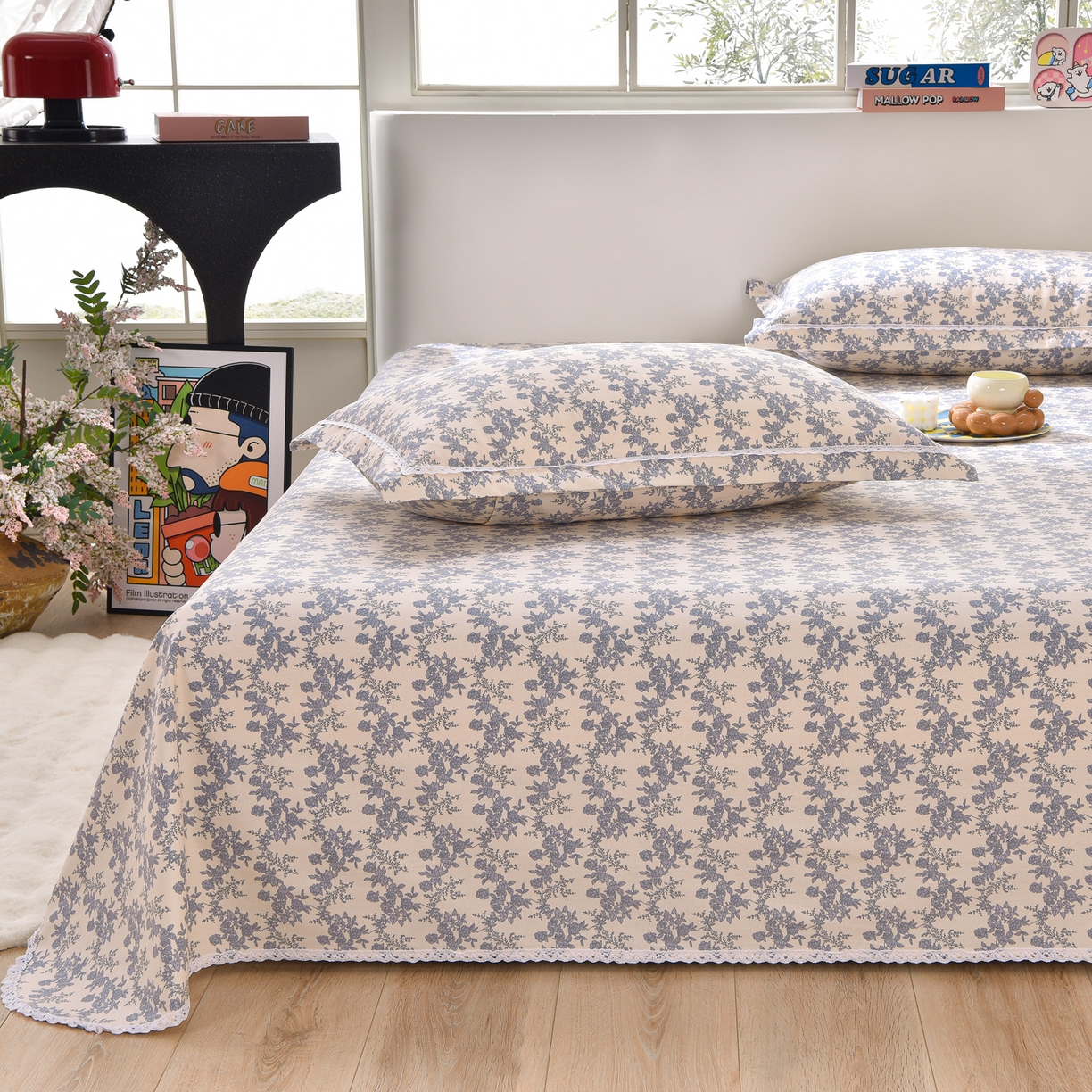 91家纺网 家纺一手货源 找家纺 德比尔斯  2026新款原棉老粗布凉席花边老粗布三件套 蓝莲花-花边款