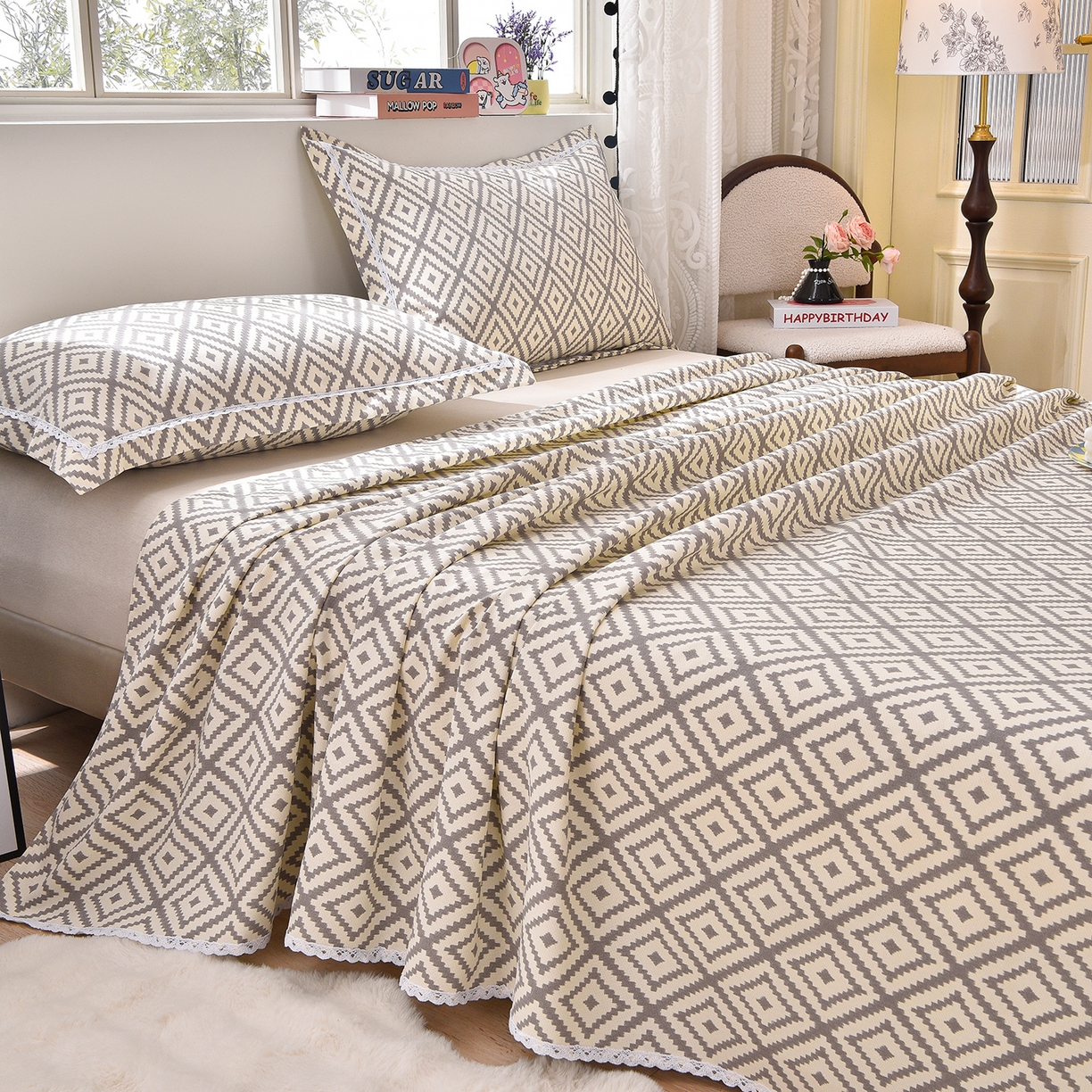 91家纺网 家纺一手货源 找家纺 德比尔斯  2026新款原棉老粗布凉席花边老粗布三件套 菱格-花边款