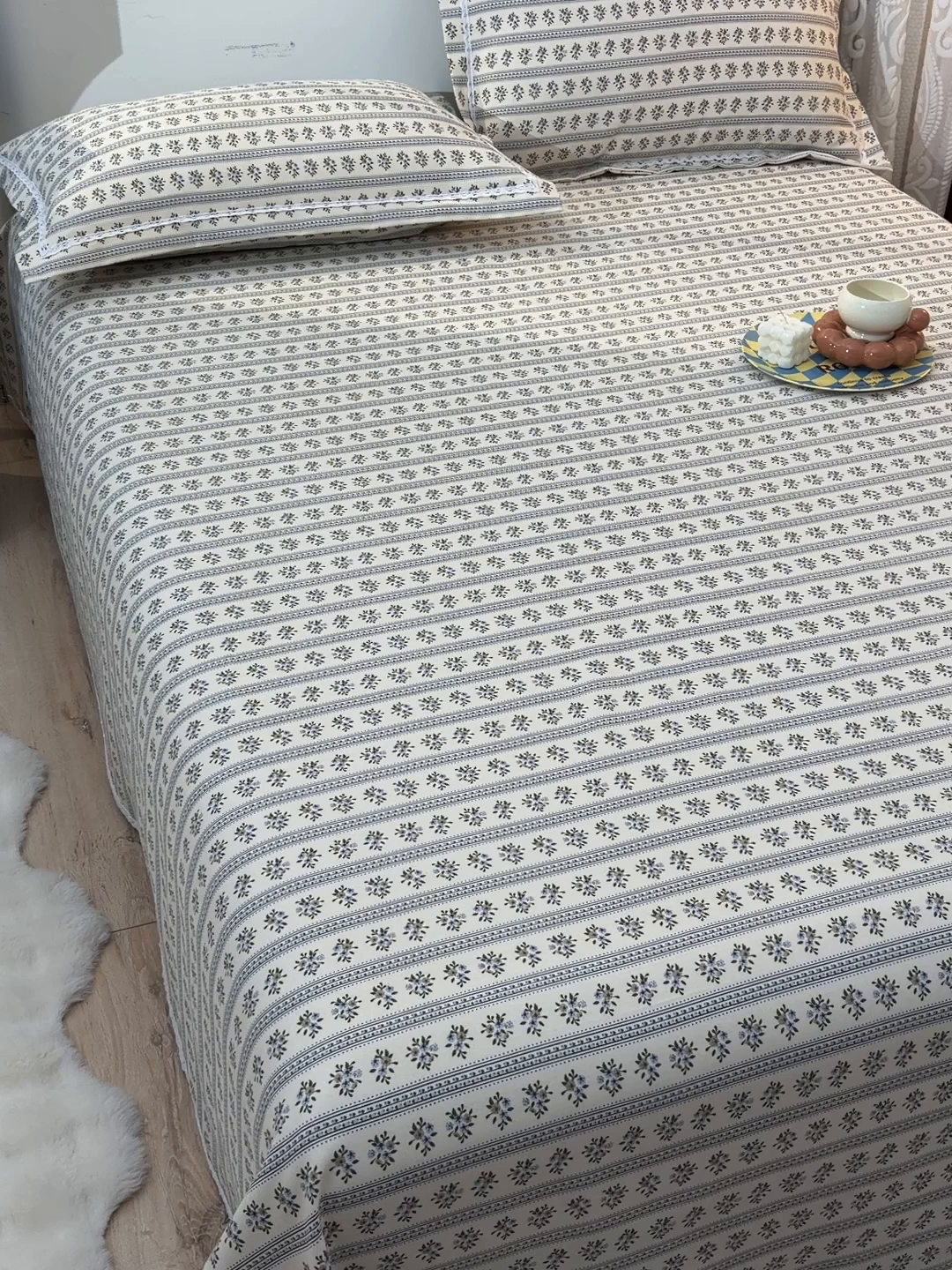 91家纺网 家纺一手货源 找家纺 德比尔斯  2026新款原棉老粗布凉席花边老粗布三件套 慕夏-花边款