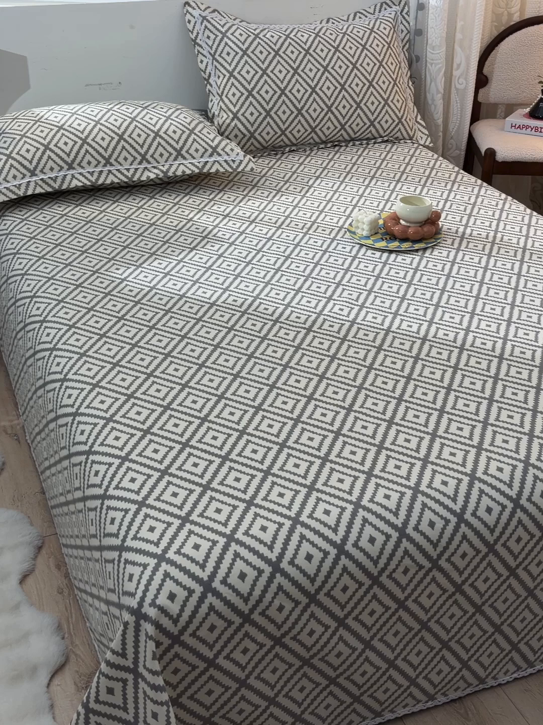 91家纺网 家纺一手货源 找家纺 德比尔斯  2026新款原棉老粗布凉席花边老粗布三件套 菱格-花边款