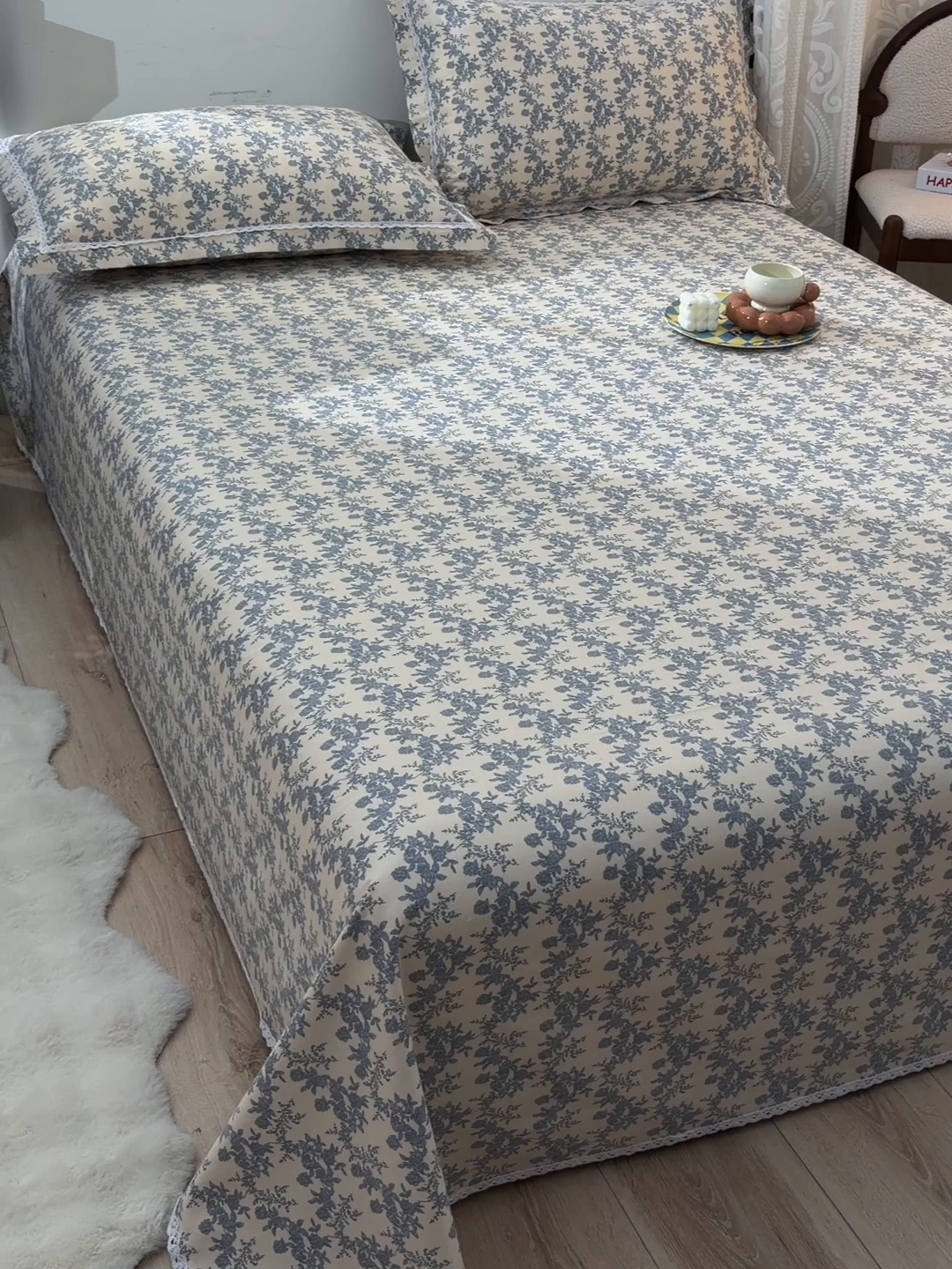 91家纺网 家纺一手货源 找家纺 德比尔斯  2026新款原棉老粗布凉席花边老粗布三件套 蓝莲花-花边款