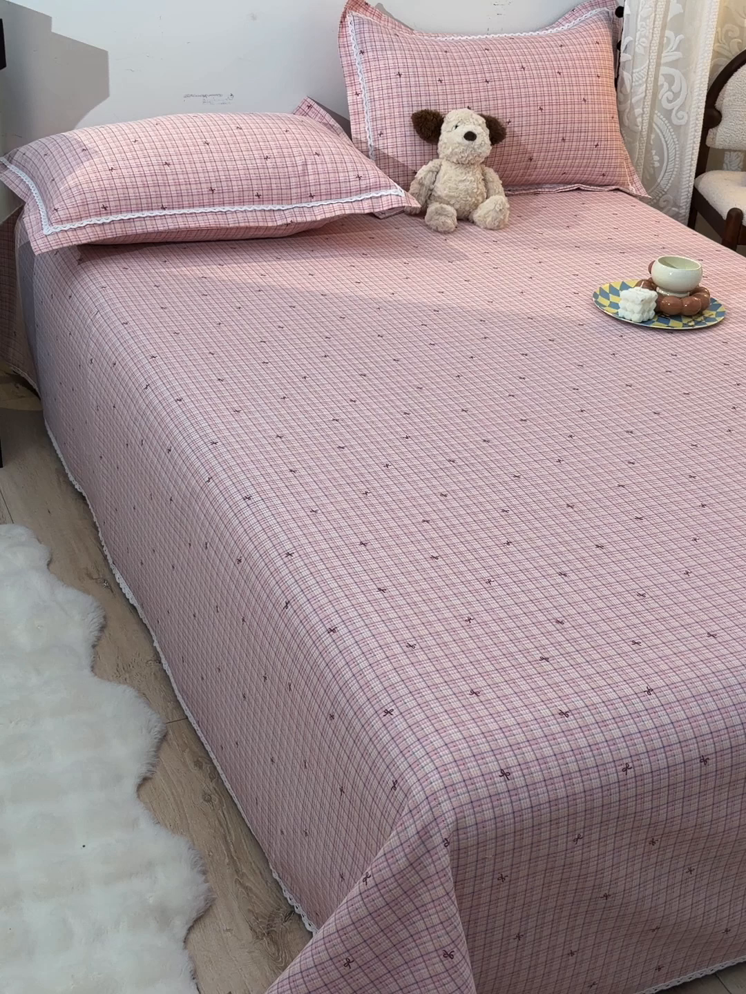 91家纺网 家纺一手货源 找家纺 德比尔斯  2026新款原棉老粗布凉席花边老粗布三件套 粉格子-花边款