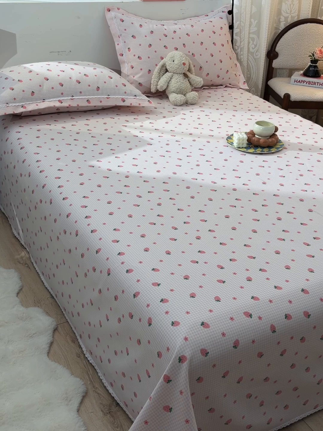 91家纺网 家纺一手货源 找家纺 德比尔斯  2026新款原棉老粗布凉席花边老粗布三件套 草莓-花边款