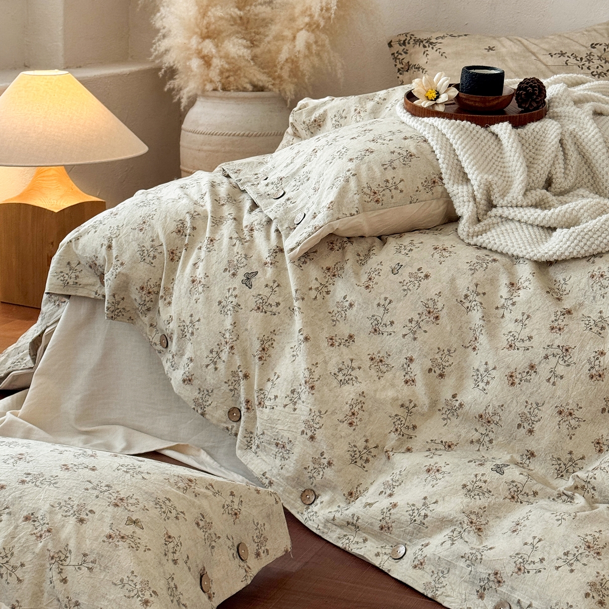 91家纺网 家纺一手货源 找家纺 淑女公社家纺 2026春夏新款竹节棉麻印花纽扣款套件四件套 诺曼底的蝶与花