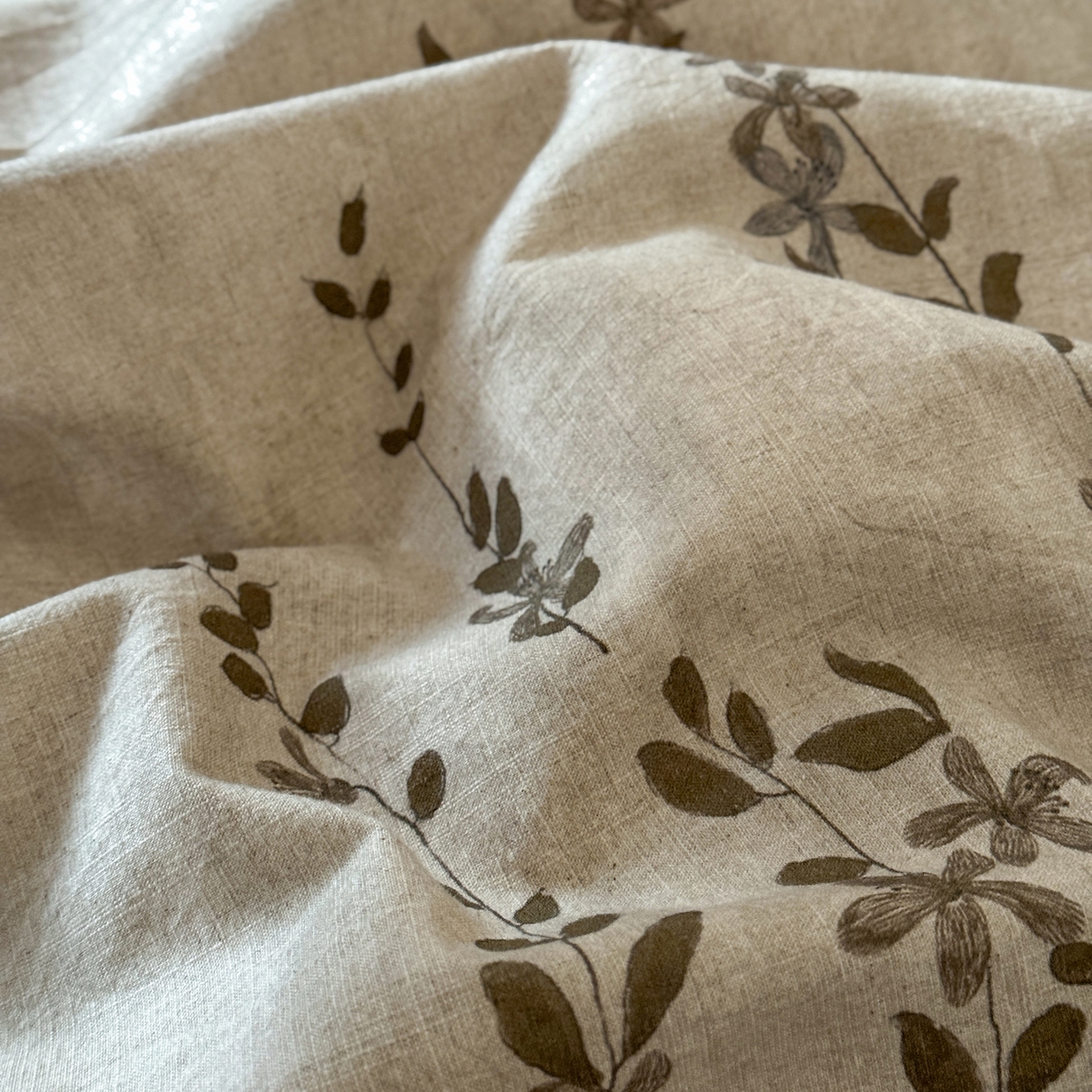 91家纺网 家纺一手货源 找家纺 淑女公社家纺 2026春夏新款竹节棉麻印花纽扣款套件四件套 普罗旺斯的野蔓