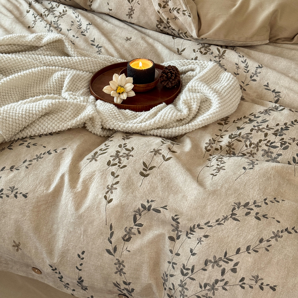 91家纺网 家纺一手货源 找家纺 淑女公社家纺 2026春夏新款竹节棉麻印花纽扣款套件四件套 普罗旺斯的野蔓