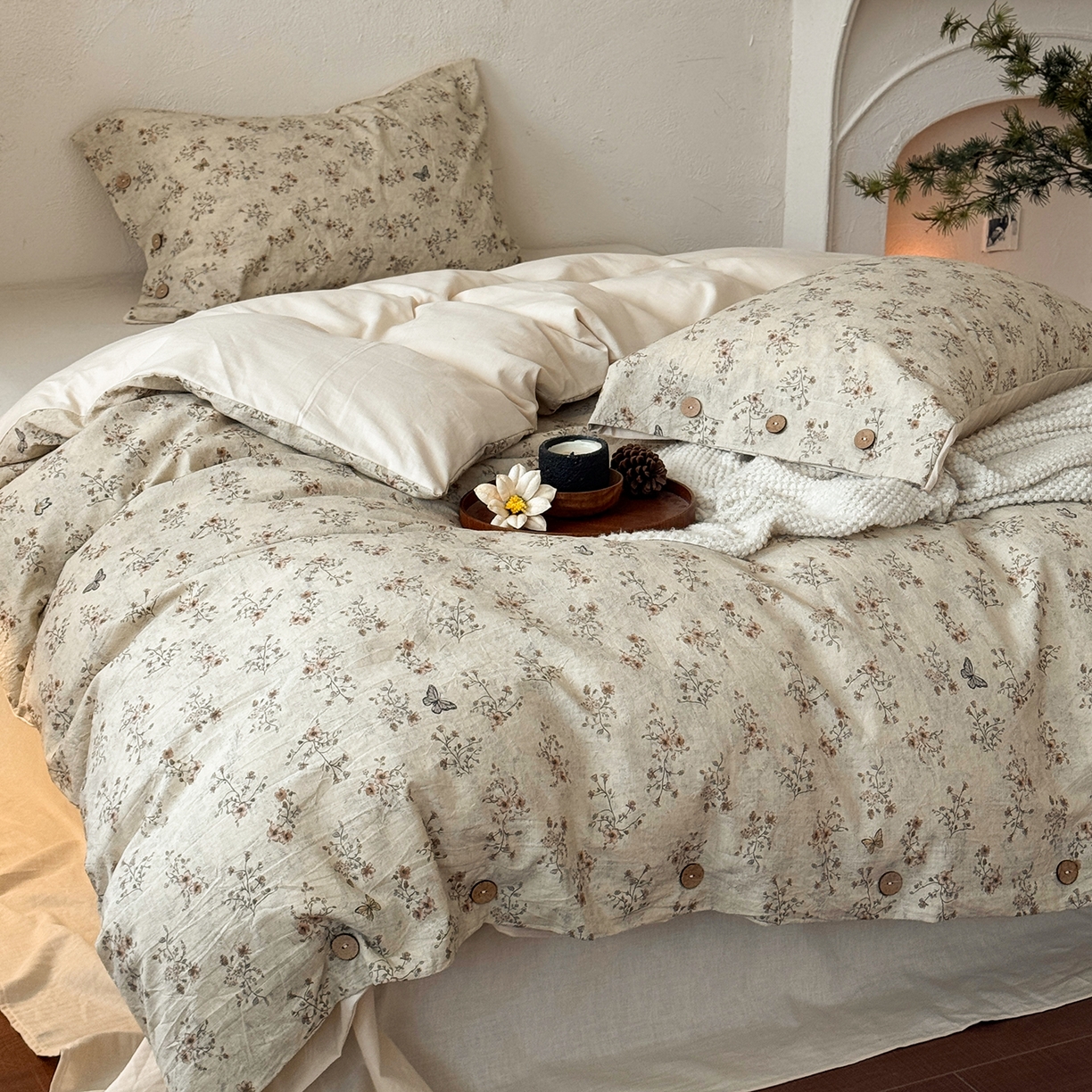 91家纺网 家纺一手货源 找家纺 淑女公社家纺 2026春夏新款竹节棉麻印花纽扣款套件四件套 诺曼底的蝶与花